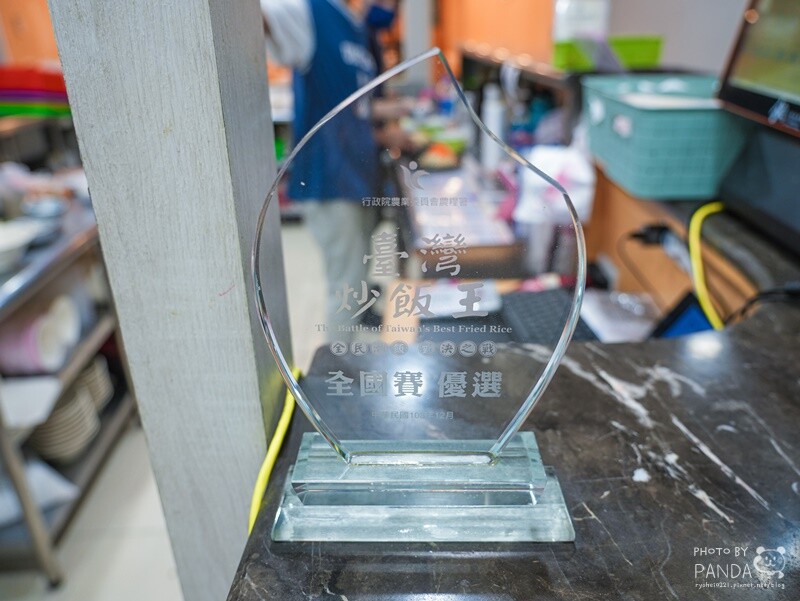 桃園｜炒味亭炒飯專賣店-武陵店．榮獲臺灣炒飯王全國優選，近40種口味炒飯任你選，飯類加大不用錢~冬瓜茶無限暢飲！