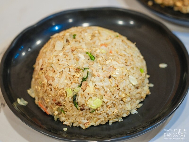 桃園｜炒味亭炒飯專賣店-武陵店．榮獲臺灣炒飯王全國優選，近40種口味炒飯任你選，飯類加大不用錢~冬瓜茶無限暢飲！