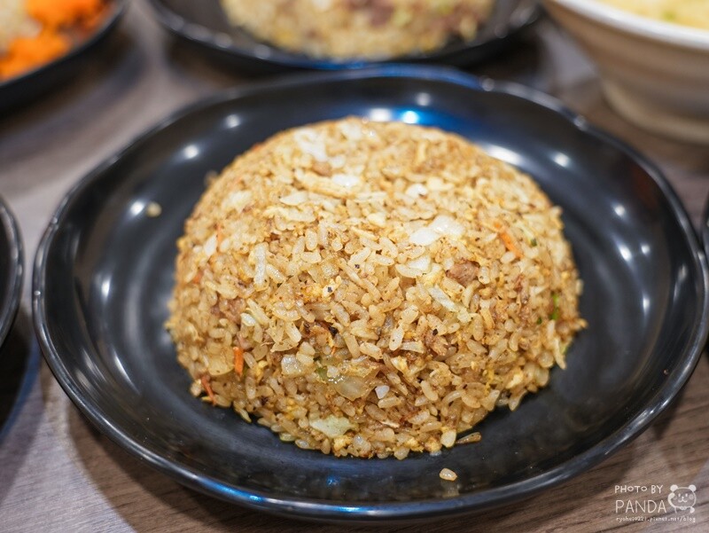 桃園｜炒味亭炒飯專賣店-武陵店．榮獲臺灣炒飯王全國優選，近40種口味炒飯任你選，飯類加大不用錢~冬瓜茶無限暢飲！