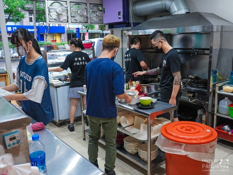 桃園｜炒味亭炒飯專賣店-武陵店．榮獲臺灣炒飯王全國優選，近40種口味炒飯任你選，飯類加大不用錢~冬瓜茶無限暢飲！