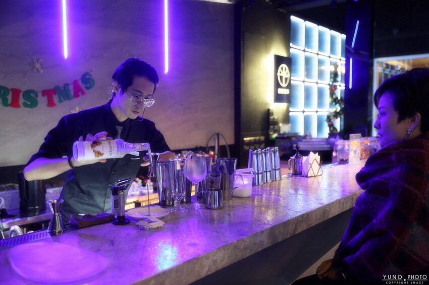 台中市西屯區浮誇沉浸式絢麗投影帷幕充滿科技感 享受視覺與味覺的雙重饗宴