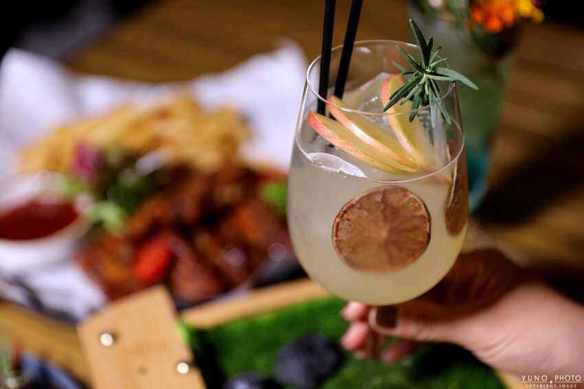 台中市西屯區浮誇沉浸式絢麗投影帷幕充滿科技感 享受視覺與味覺的雙重饗宴