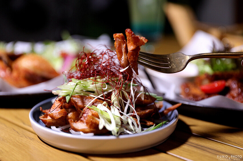 台中市西屯區浮誇沉浸式絢麗投影帷幕充滿科技感 享受視覺與味覺的雙重饗宴