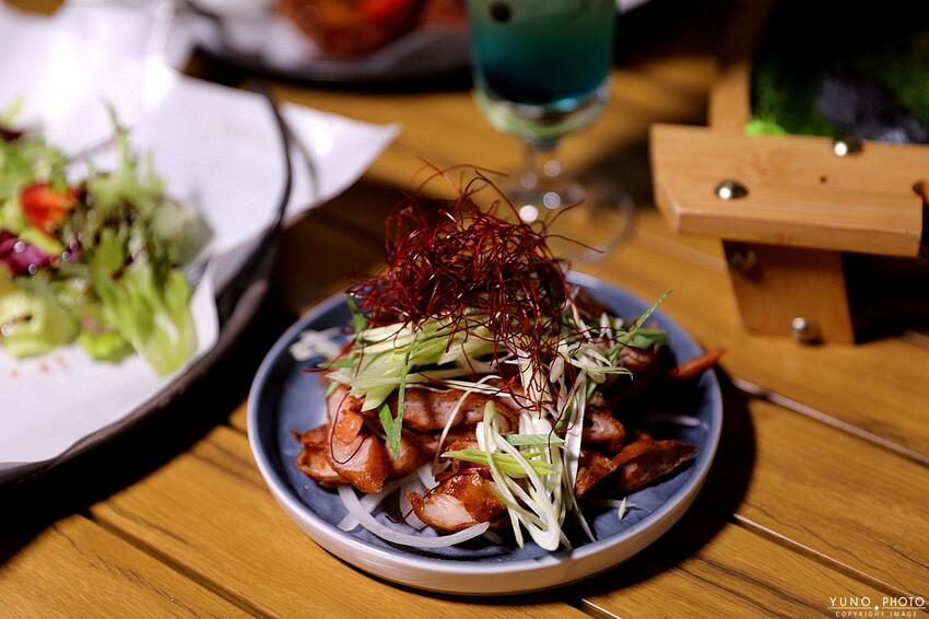 台中市西屯區浮誇沉浸式絢麗投影帷幕充滿科技感 享受視覺與味覺的雙重饗宴