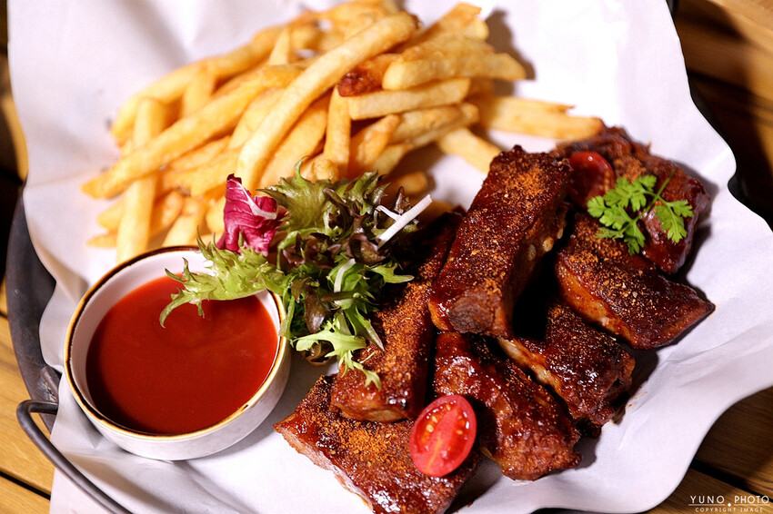 台中市西屯區浮誇沉浸式絢麗投影帷幕充滿科技感 享受視覺與味覺的雙重饗宴