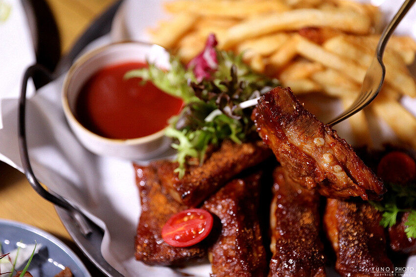 台中市西屯區浮誇沉浸式絢麗投影帷幕充滿科技感 享受視覺與味覺的雙重饗宴