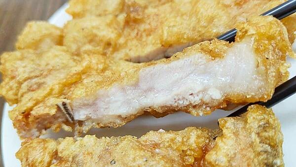 【台北美食】東園街無名炒飯｜爆裂了，飯盒整個被塞爆的超誇張巨無霸份量炒飯