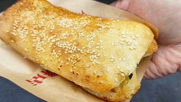 【台北美食】東園街無名炒飯｜爆裂了，飯盒整個被塞爆的超誇張巨無霸份量炒飯