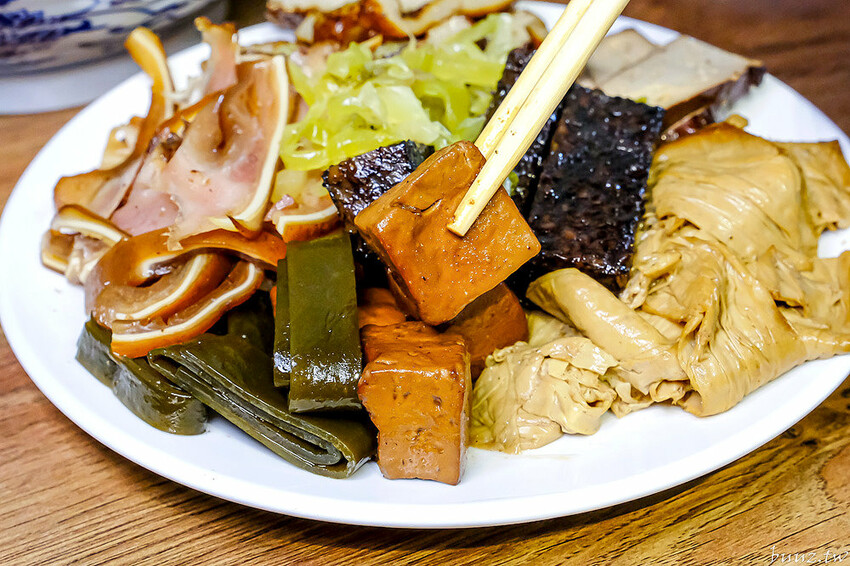 港式油雞低溫舒肥,軟嫩鮮甜油亮色澤,豐雞號新菜色燒肉飯,蔥油牛肉飯,濃郁醬香!