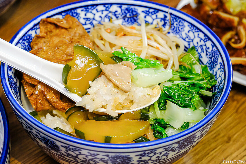 港式油雞低溫舒肥,軟嫩鮮甜油亮色澤,豐雞號新菜色燒肉飯,蔥油牛肉飯,濃郁醬香!