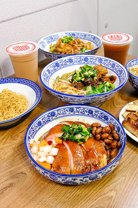 港式油雞低溫舒肥,軟嫩鮮甜油亮色澤,豐雞號新菜色燒肉飯,蔥油牛肉飯,濃郁醬香!