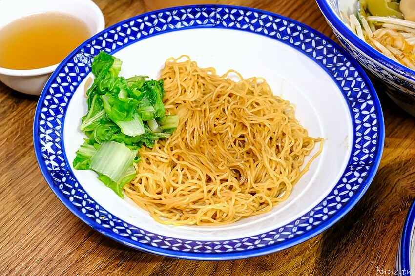 港式油雞低溫舒肥,軟嫩鮮甜油亮色澤,豐雞號新菜色燒肉飯,蔥油牛肉飯,濃郁醬香!