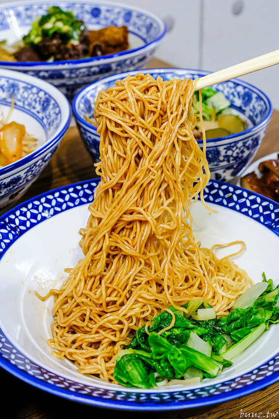 港式油雞低溫舒肥,軟嫩鮮甜油亮色澤,豐雞號新菜色燒肉飯,蔥油牛肉飯,濃郁醬香!