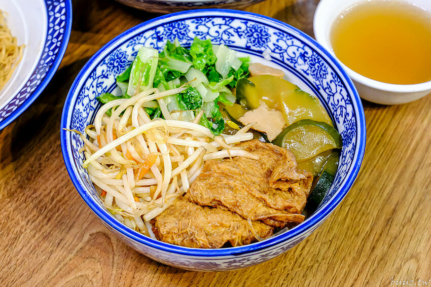 港式油雞低溫舒肥,軟嫩鮮甜油亮色澤,豐雞號新菜色燒肉飯,蔥油牛肉飯,濃郁醬香!