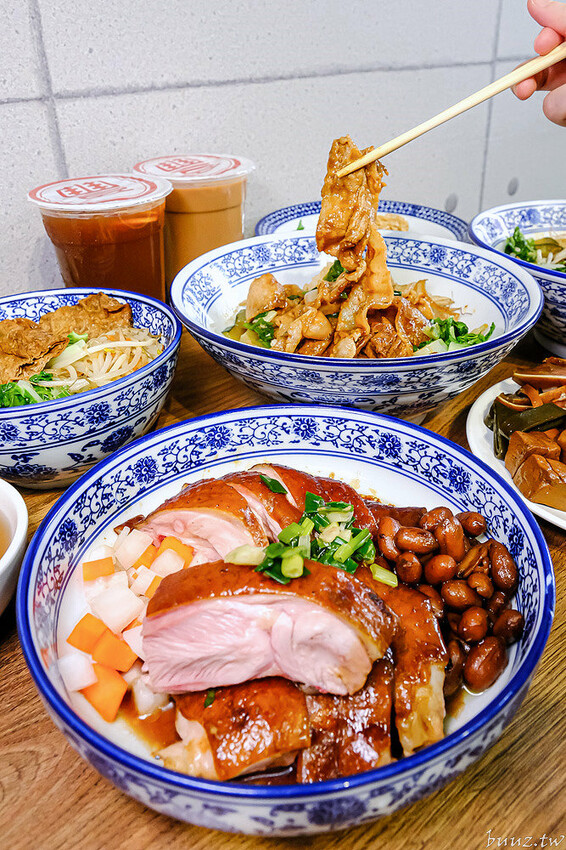 港式油雞低溫舒肥,軟嫩鮮甜油亮色澤,豐雞號新菜色燒肉飯,蔥油牛肉飯,濃郁醬香!