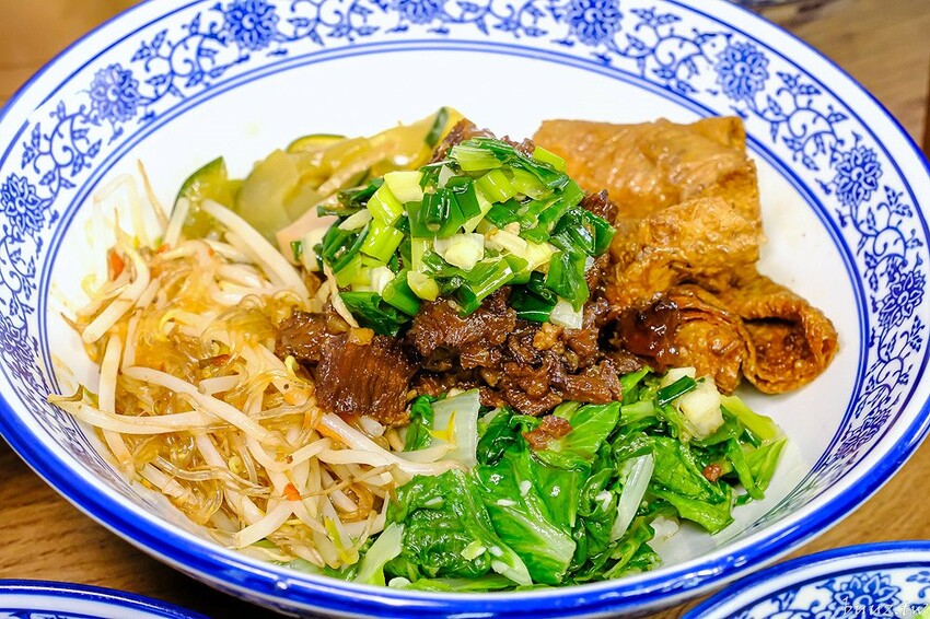 港式油雞低溫舒肥,軟嫩鮮甜油亮色澤,豐雞號新菜色燒肉飯,蔥油牛肉飯,濃郁醬香!