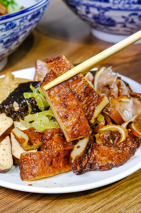 港式油雞低溫舒肥,軟嫩鮮甜油亮色澤,豐雞號新菜色燒肉飯,蔥油牛肉飯,濃郁醬香!