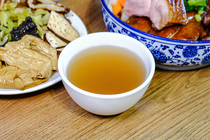 港式油雞低溫舒肥,軟嫩鮮甜油亮色澤,豐雞號新菜色燒肉飯,蔥油牛肉飯,濃郁醬香!