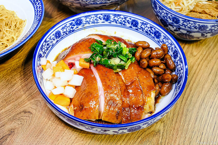 港式油雞低溫舒肥,軟嫩鮮甜油亮色澤,豐雞號新菜色燒肉飯,蔥油牛肉飯,濃郁醬香!
