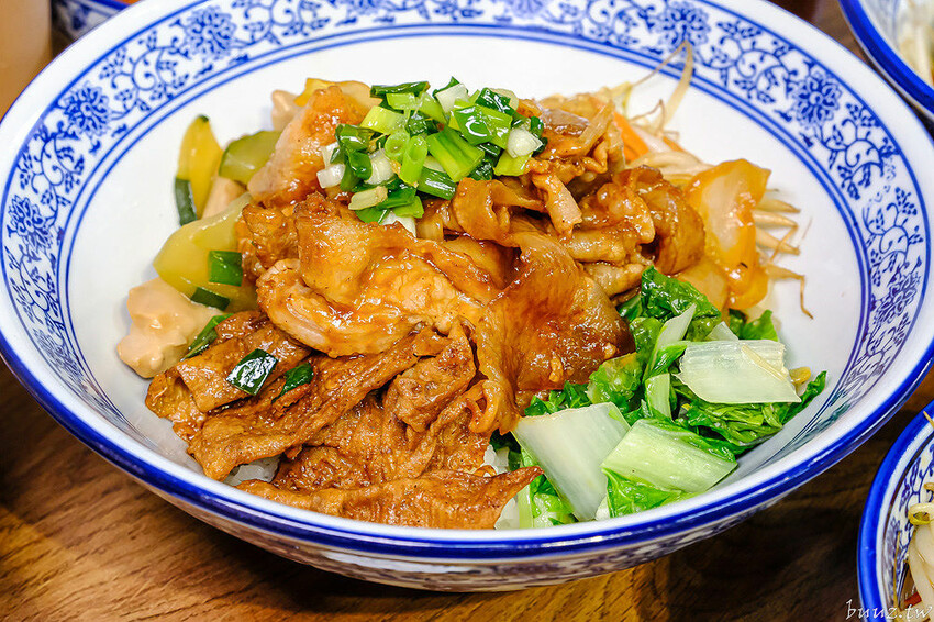 港式油雞低溫舒肥,軟嫩鮮甜油亮色澤,豐雞號新菜色燒肉飯,蔥油牛肉飯,濃郁醬香!