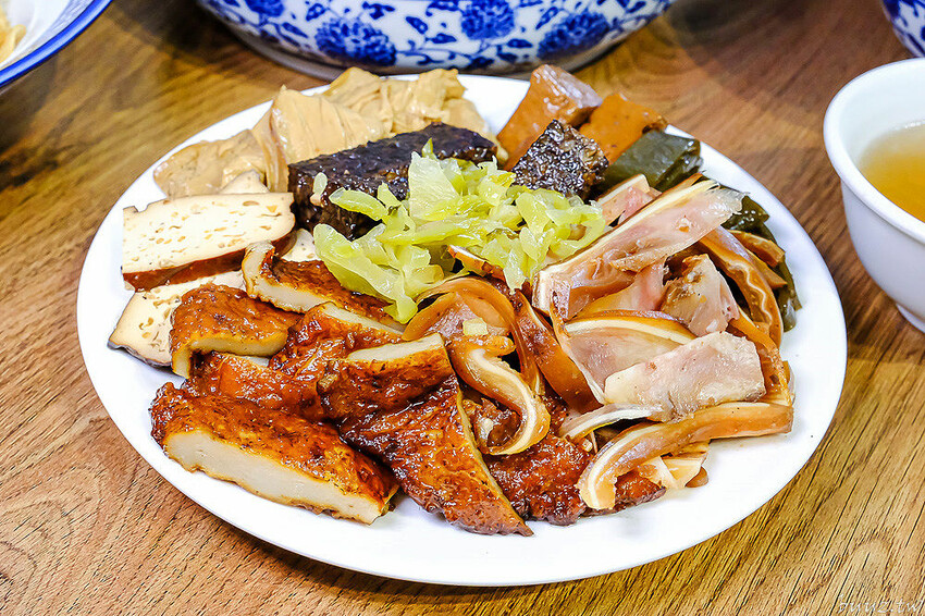 港式油雞低溫舒肥,軟嫩鮮甜油亮色澤,豐雞號新菜色燒肉飯,蔥油牛肉飯,濃郁醬香!