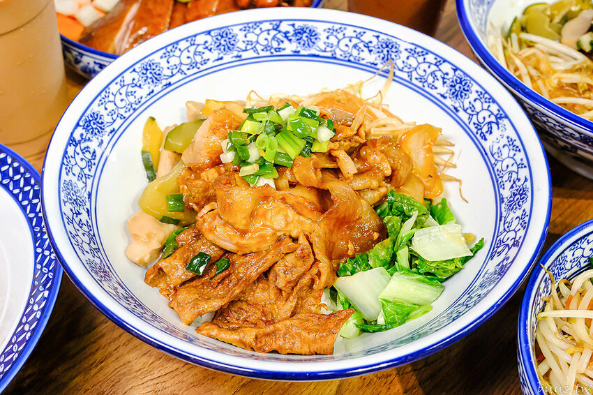 港式油雞低溫舒肥,軟嫩鮮甜油亮色澤,豐雞號新菜色燒肉飯,蔥油牛肉飯,濃郁醬香!