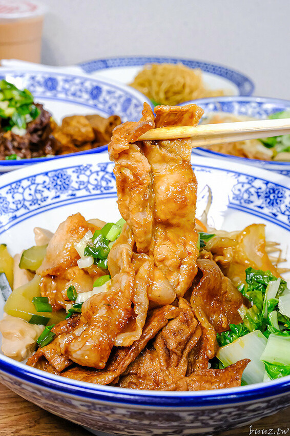 港式油雞低溫舒肥,軟嫩鮮甜油亮色澤,豐雞號新菜色燒肉飯,蔥油牛肉飯,濃郁醬香!