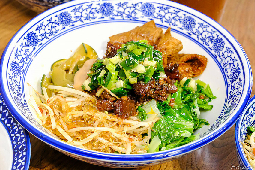 港式油雞低溫舒肥,軟嫩鮮甜油亮色澤,豐雞號新菜色燒肉飯,蔥油牛肉飯,濃郁醬香!