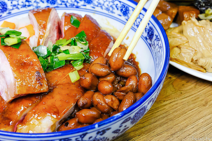 港式油雞低溫舒肥,軟嫩鮮甜油亮色澤,豐雞號新菜色燒肉飯,蔥油牛肉飯,濃郁醬香!