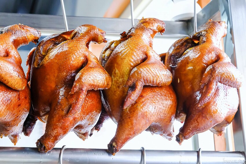 港式油雞低溫舒肥,軟嫩鮮甜油亮色澤,豐雞號新菜色燒肉飯,蔥油牛肉飯,濃郁醬香!