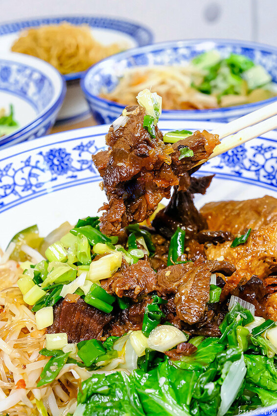 港式油雞低溫舒肥,軟嫩鮮甜油亮色澤,豐雞號新菜色燒肉飯,蔥油牛肉飯,濃郁醬香!