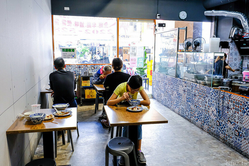 港式油雞低溫舒肥,軟嫩鮮甜油亮色澤,豐雞號新菜色燒肉飯,蔥油牛肉飯,濃郁醬香!