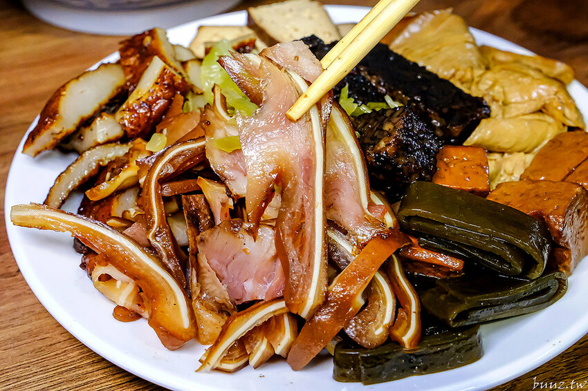 港式油雞低溫舒肥,軟嫩鮮甜油亮色澤,豐雞號新菜色燒肉飯,蔥油牛肉飯,濃郁醬香!