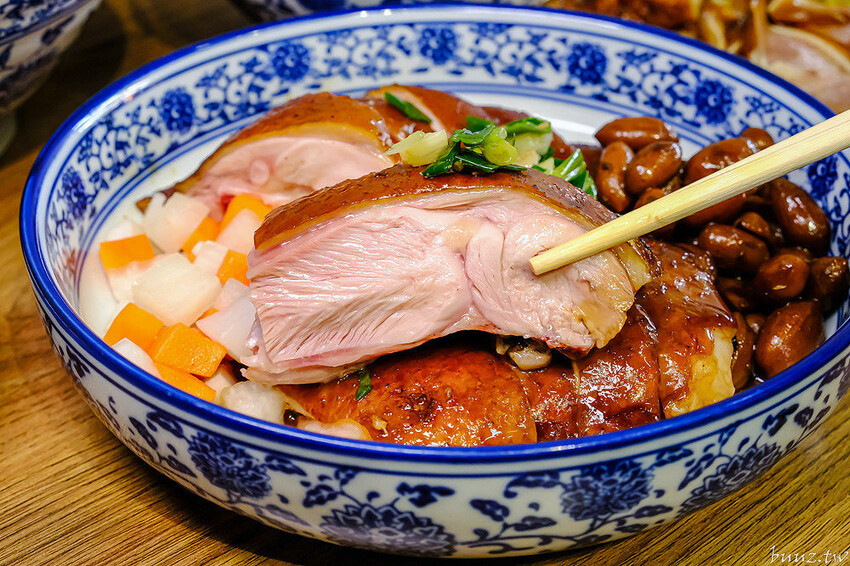 港式油雞低溫舒肥,軟嫩鮮甜油亮色澤,豐雞號新菜色燒肉飯,蔥油牛肉飯,濃郁醬香!