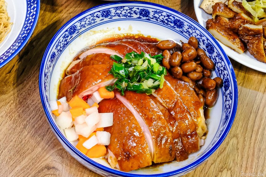 港式油雞低溫舒肥,軟嫩鮮甜油亮色澤,豐雞號新菜色燒肉飯,蔥油牛肉飯,濃郁醬香!