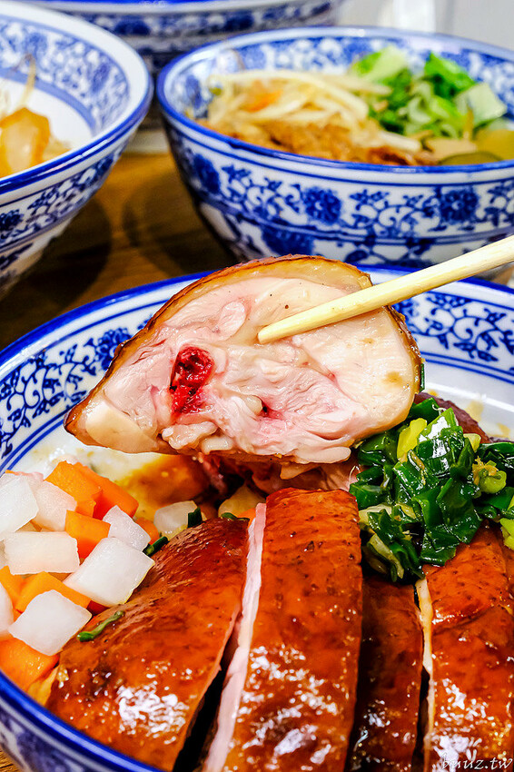 港式油雞低溫舒肥,軟嫩鮮甜油亮色澤,豐雞號新菜色燒肉飯,蔥油牛肉飯,濃郁醬香!