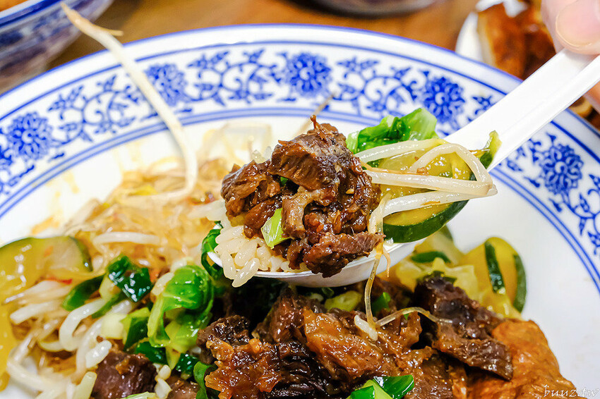 港式油雞低溫舒肥,軟嫩鮮甜油亮色澤,豐雞號新菜色燒肉飯,蔥油牛肉飯,濃郁醬香!