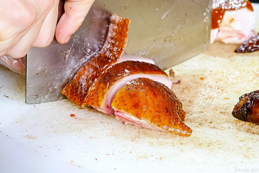 港式油雞低溫舒肥,軟嫩鮮甜油亮色澤,豐雞號新菜色燒肉飯,蔥油牛肉飯,濃郁醬香!