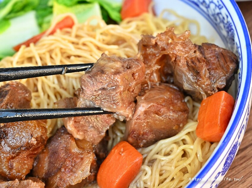 台中市北區豐雞號｜台中人氣港式快餐便當推薦，招牌油雞必點，內用享藥膳雞湯喝到飽，1/31前預購油雞及福袋再享優惠