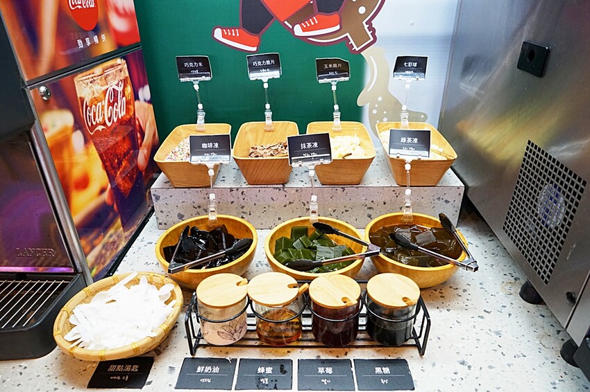 就是要烤肉吃到爽！彷彿走進韓國街邊，韓式烤肉、小菜、炸雞、火鍋通通無限供應，只要$339全部吃到飽！