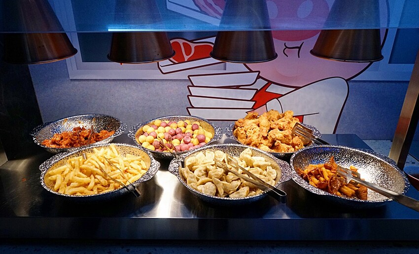 就是要烤肉吃到爽！彷彿走進韓國街邊，韓式烤肉、小菜、炸雞、火鍋通通無限供應，只要$339全部吃到飽！