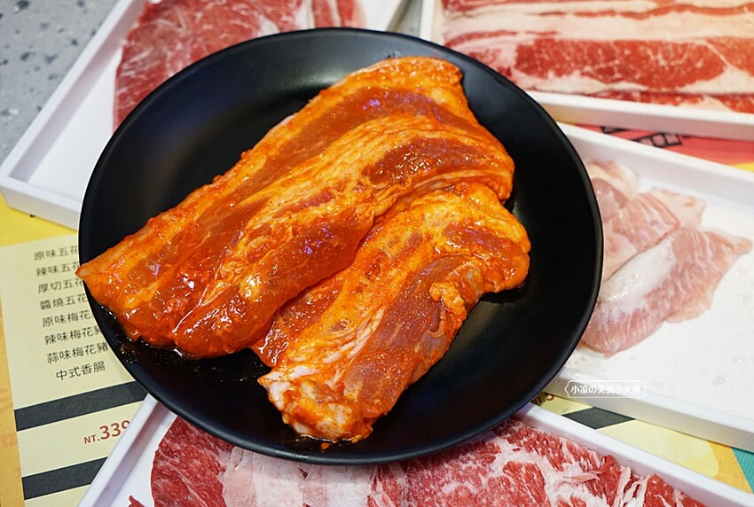 就是要烤肉吃到爽！彷彿走進韓國街邊，韓式烤肉、小菜、炸雞、火鍋通通無限供應，只要$339全部吃到飽！