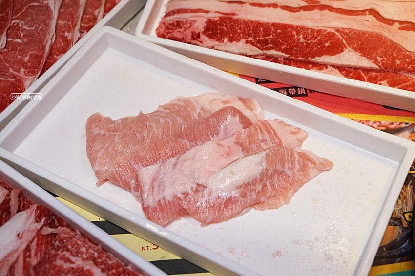 就是要烤肉吃到爽！彷彿走進韓國街邊，韓式烤肉、小菜、炸雞、火鍋通通無限供應，只要$339全部吃到飽！