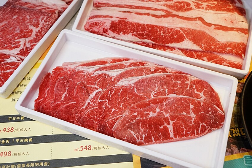 就是要烤肉吃到爽！彷彿走進韓國街邊，韓式烤肉、小菜、炸雞、火鍋通通無限供應，只要$339全部吃到飽！