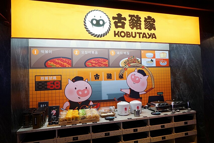 就是要烤肉吃到爽！彷彿走進韓國街邊，韓式烤肉、小菜、炸雞、火鍋通通無限供應，只要$339全部吃到飽！