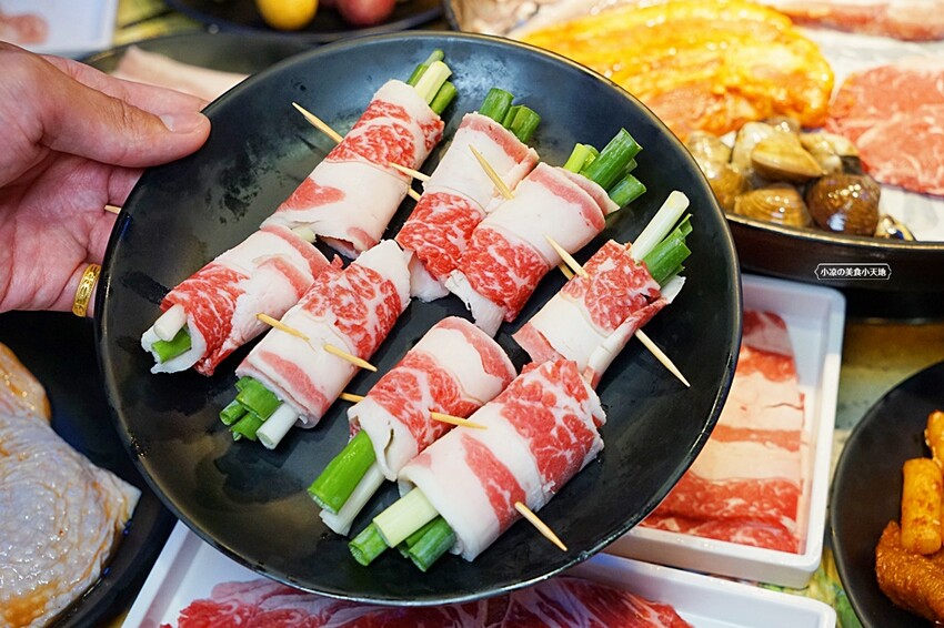 就是要烤肉吃到爽！彷彿走進韓國街邊，韓式烤肉、小菜、炸雞、火鍋通通無限供應，只要$339全部吃到飽！