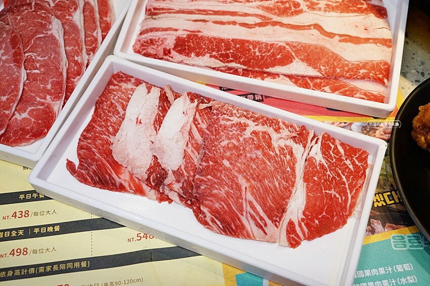 就是要烤肉吃到爽！彷彿走進韓國街邊，韓式烤肉、小菜、炸雞、火鍋通通無限供應，只要$339全部吃到飽！