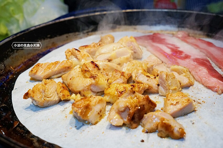 就是要烤肉吃到爽！彷彿走進韓國街邊，韓式烤肉、小菜、炸雞、火鍋通通無限供應，只要$339全部吃到飽！