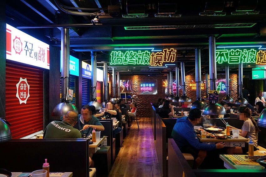 就是要烤肉吃到爽！彷彿走進韓國街邊，韓式烤肉、小菜、炸雞、火鍋通通無限供應，只要$339全部吃到飽！