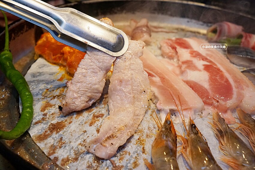 就是要烤肉吃到爽！彷彿走進韓國街邊，韓式烤肉、小菜、炸雞、火鍋通通無限供應，只要$339全部吃到飽！